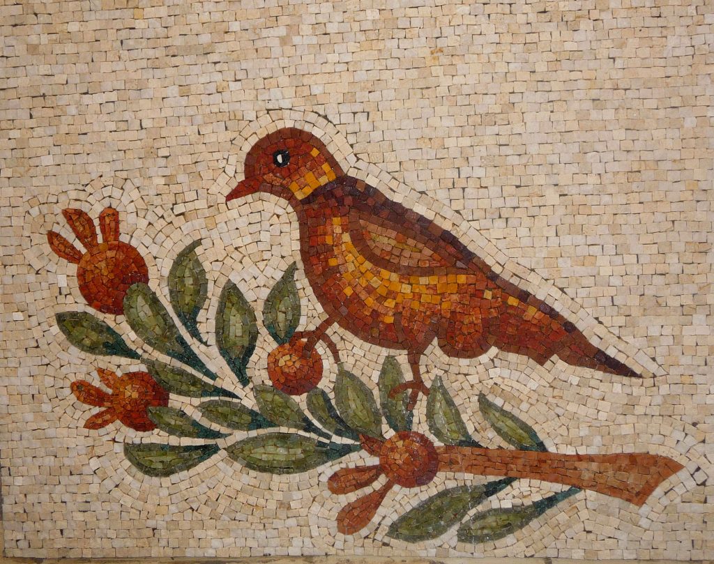 Tableau en mosaïque réalisé en Italie – découpe à la marteline, représentant un oiseau symbole de nature et de liberté