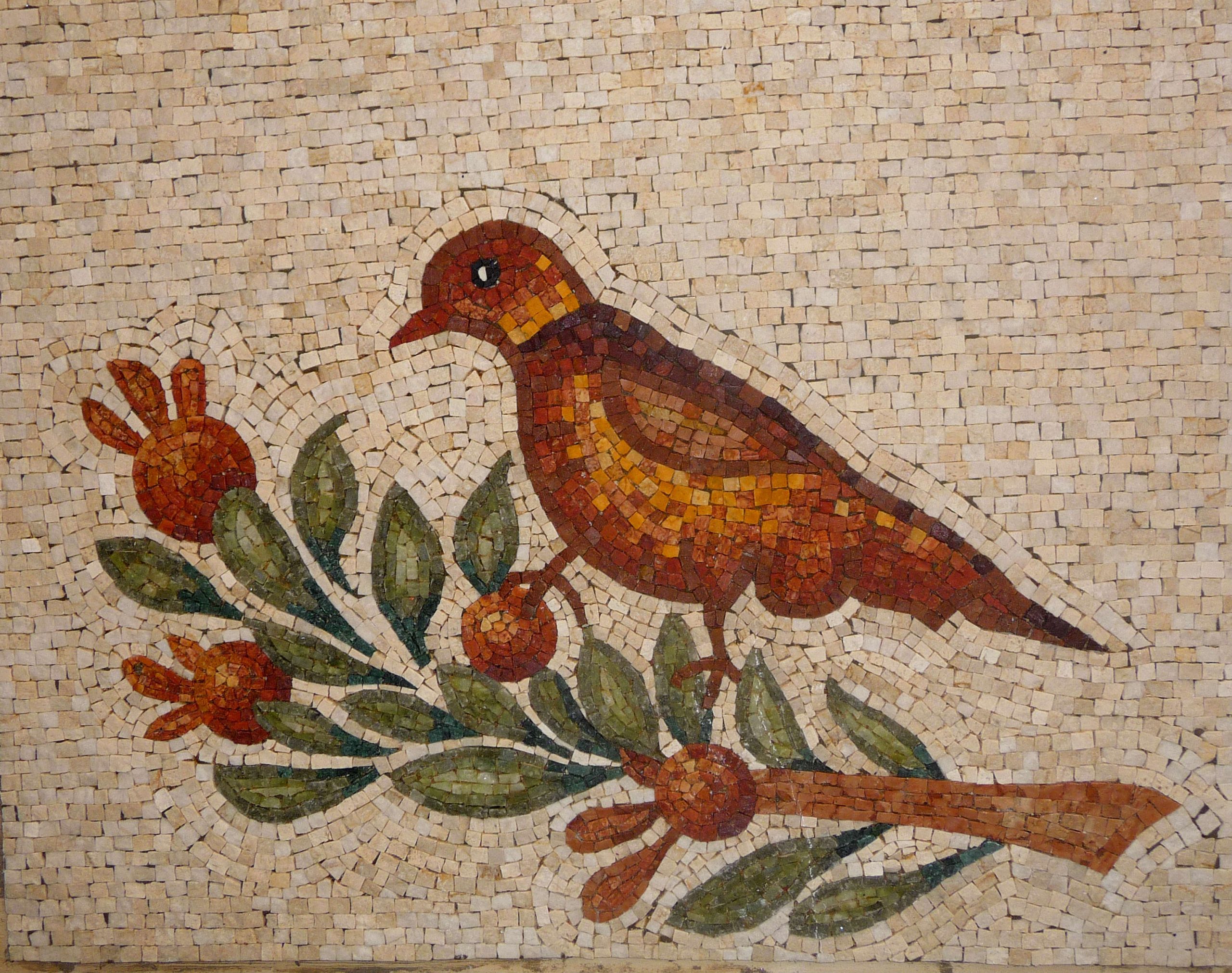 Tableau en mosaïque réalisé en Italie – découpe à la marteline, représentant un oiseau symbole de nature et de liberté